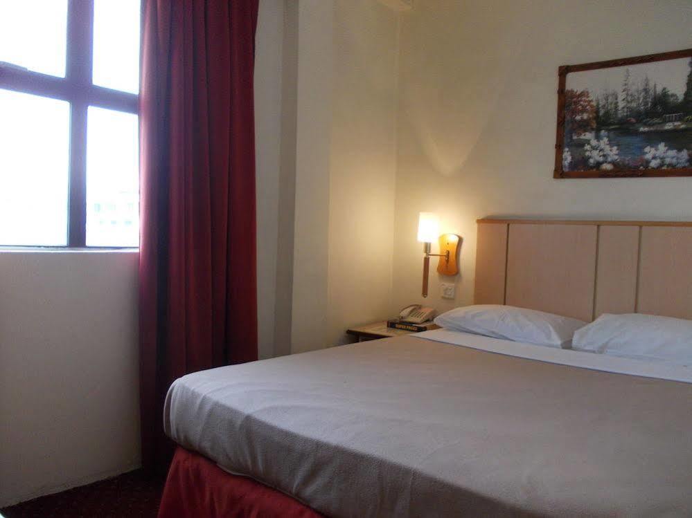 Hotel Sri Sutra - Sungai Buloh Petaling Jaya Esterno foto
